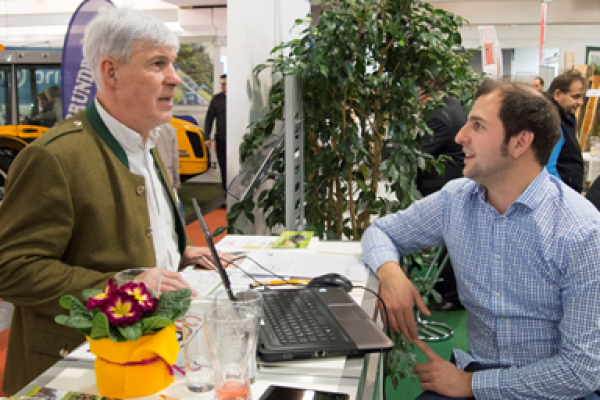 Mag. Franz Tschernko (Betreuungstierarzt im Geflügelgesundheitsdienst) im Gespräch mit Mag. Markus Eigner (QGV).